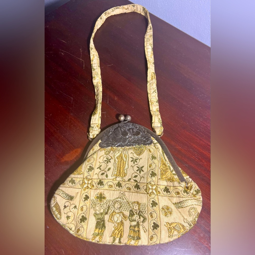 Vtg. Carpetbags Of America w/2 Dogs heads clasp Purse